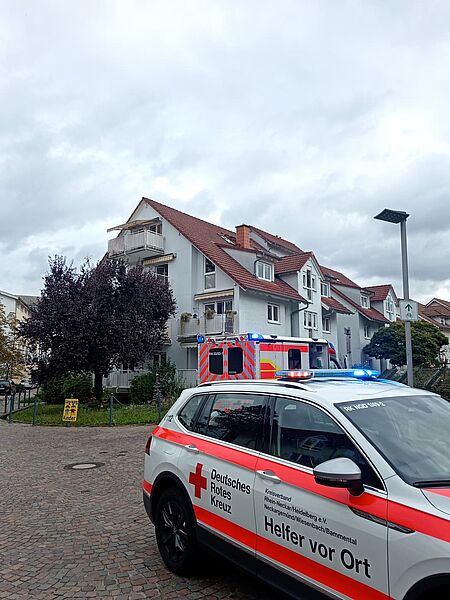 Das Bild zeigt ein HvO-Fahrzeug und einen Rettungswagen.